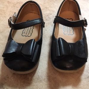 Pipperdoodles black bow shoes.